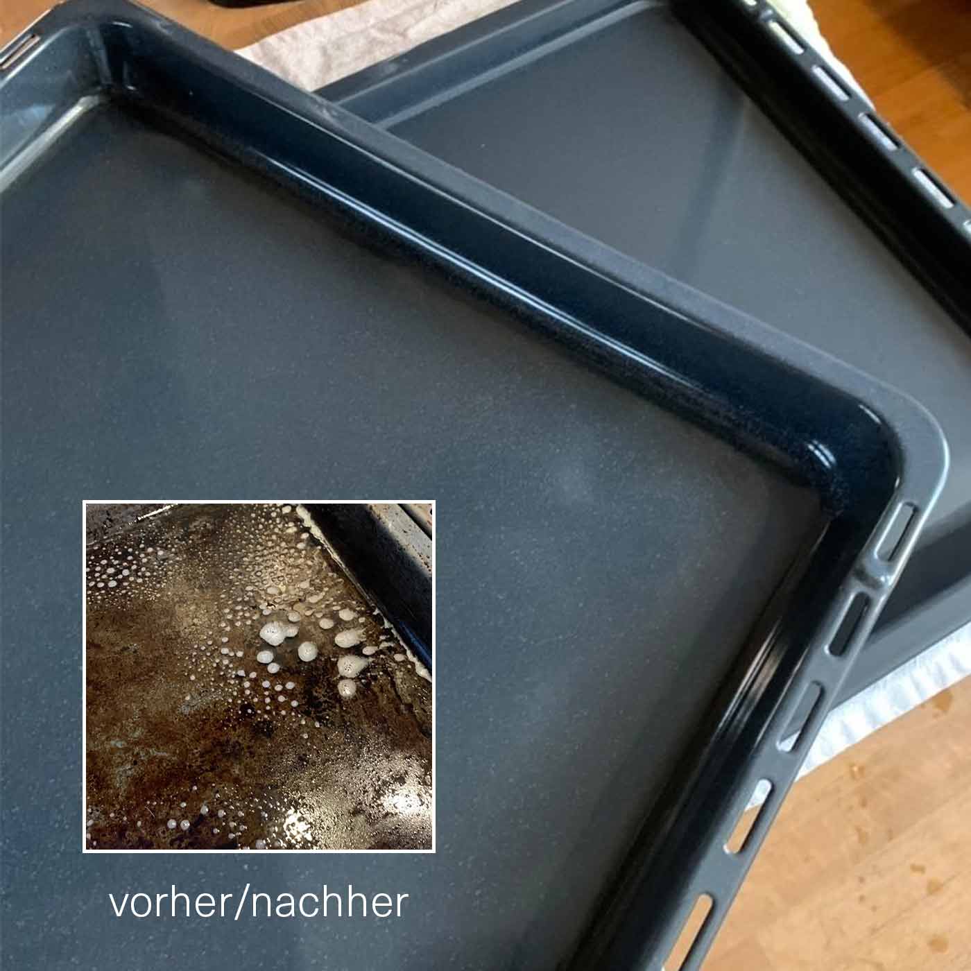 Zwei saubere, glänzende Backbleche, die nebeneinander liegen. Im unteren linken Bereich ist ein kleines Bild eingeblendet, das ein Backblech vor der Reinigung zeigt, mit eingebrannten Essensresten und Fett. Darunter steht der Text vorher/nachher.