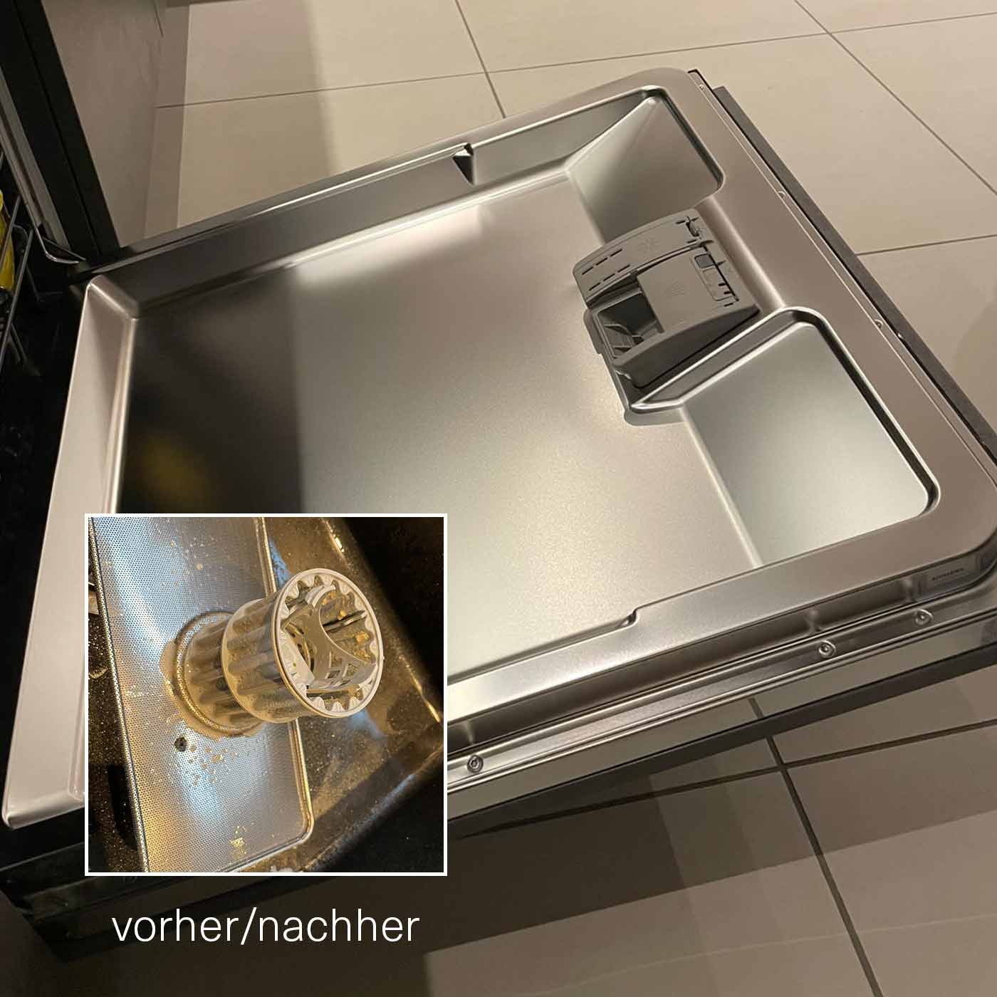 Eine geöffnete, saubere und glänzende Spülmaschine mit leerem Innenraum. Im unteren linken Bereich ist ein kleineres Bild eingeblendet, das einen verschmutzten Geschirrspüler Filter zeigt, der Kalk- und Schmutzrückstände aufweist. Darunter steht der Text vorher/nachher.